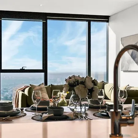 Skytower - 81st Floor, & River Views, Free Car Parking Apartment *