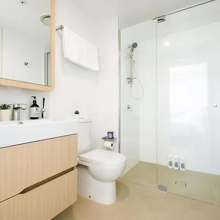 Twin Retreat With Views @ One Apartment