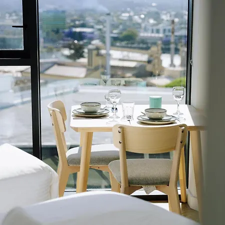 Twin Retreat With Views @ One Apartment