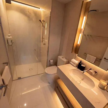 Luxury Riverfront Level 38 Queen's Wharf Tower