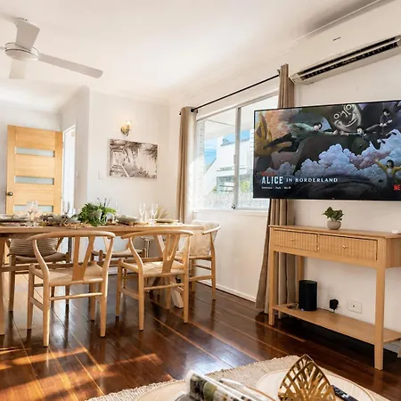 Holiday home 2br Chic Urban Escape In Norman Park Near Bne With Parking *