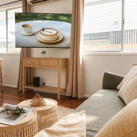 Holiday home 2br Chic Urban Escape In Norman Park Near Bne With Parking *