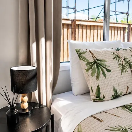 Holiday home 2br Chic Urban Escape In Norman Park Near Bne With Parking *