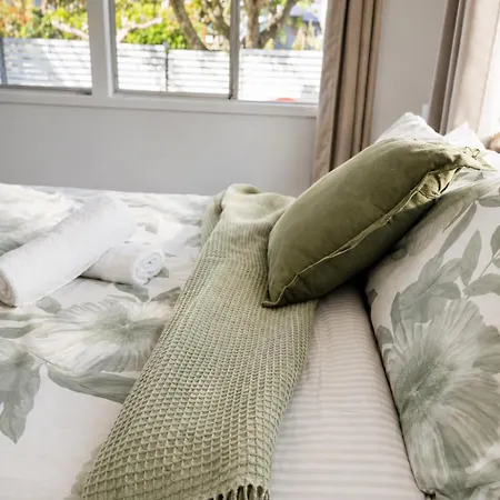 Holiday home 2br Chic Urban Escape In Norman Park Near Bne With Parking Brisbane