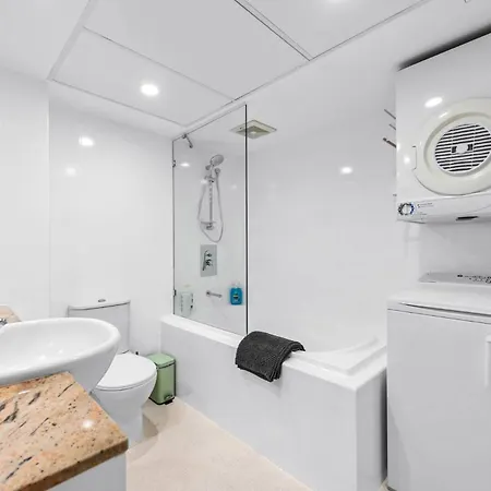 Modern On Mary 1 Bedroom, 1 Bathroom, 1 Car, Views! Apartment