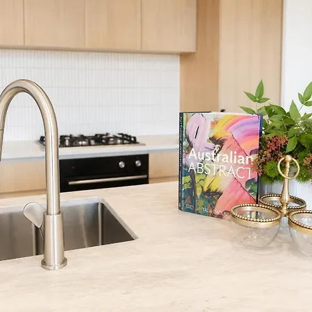 Milton Oasis Level 16- Luxury Near Milton Station *