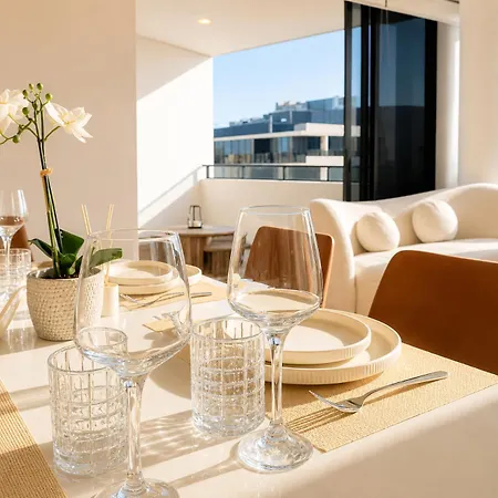 Milton Oasis Level 16- Luxury Near Milton Station Apartment *