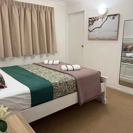 Huge House With 2 Buildings And Pool 7br Holiday home Brisbane