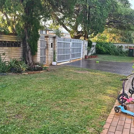 Holiday home Huge House With 2 Buildings And Pool 7br Brisbane
