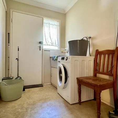 Walk To Market Square And Garden City! Macgregor Homestay