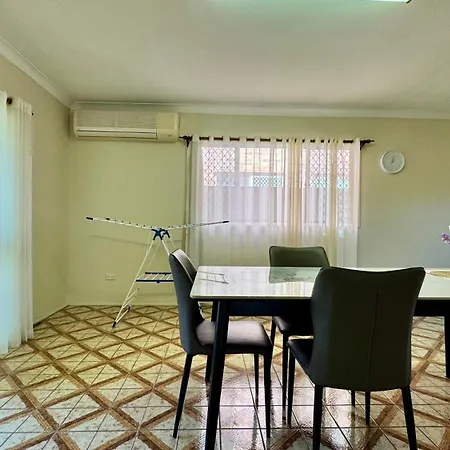 Walk To Market Square And Garden City! Macgregor *
