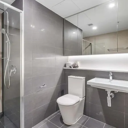 Apartment With Pool, Gym And Secure Car Space *
