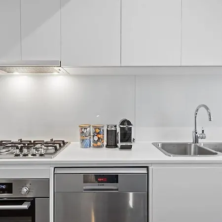 Apartment With Pool, Gym And Secure Car Space Brisbane