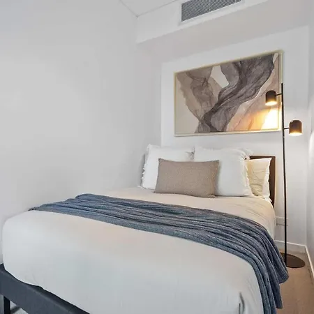 Apartment With Pool, Gym And Secure Car Space *