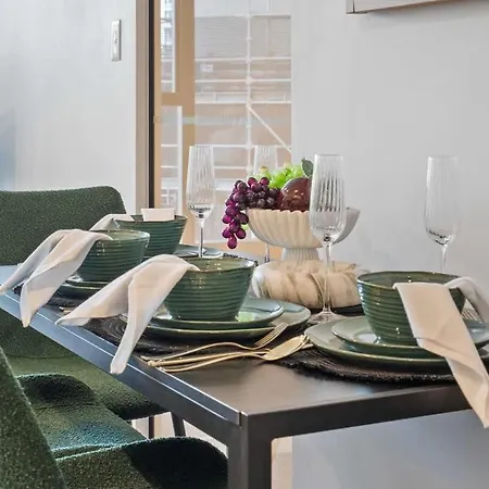 Apartment With Pool, Gym And Secure Car Space Brisbane