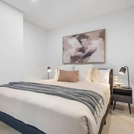 Apartment With Pool, Gym And Secure Car Space *