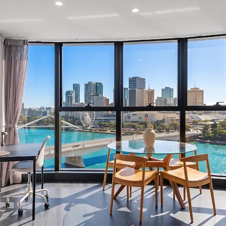 Apartment One Sky - Sleep 6 - Pools Cinema Sauna Gym Free Parking *