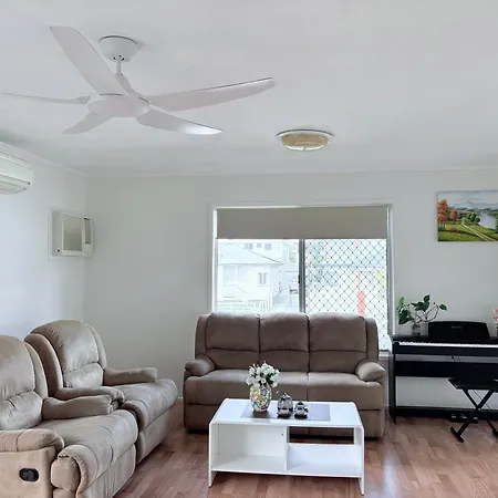 Welcome To Your Leafy Retreat In Graceville 3*