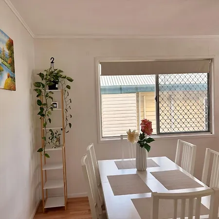 Your Cozy Retreat In Graceville Guest house
