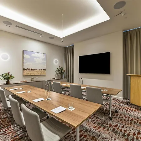 Adina Chermside 4*