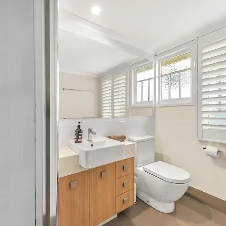 Modern Twist And Old World Charm - 3bed-2bath-2car Holiday home Brisbane