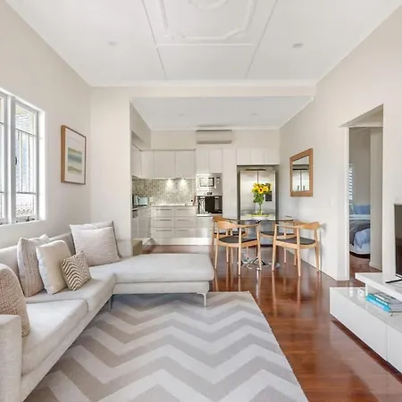 Modern Twist And Old World Charm - 3bed-2bath-2car * Brisbane
