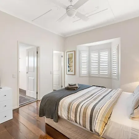Modern Twist And Old World Charm - 3bed-2bath-2car Holiday home