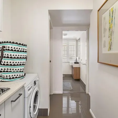 Modern Twist And Old World Charm - 3bed-2bath-2car * Brisbane