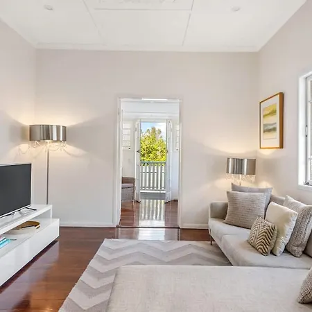 Modern Twist And Old World Charm - 3bed-2bath-2car Holiday home *