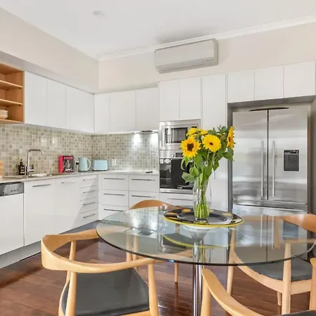 Modern Twist And Old World Charm - 3bed-2bath-2car Holiday home *