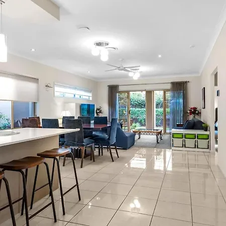 Open Plan 3 Bedroom House - Taringa Holiday home