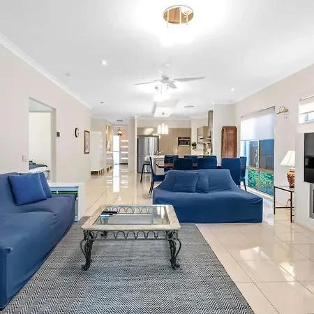 Open Plan 3 Bedroom House - Taringa Holiday home