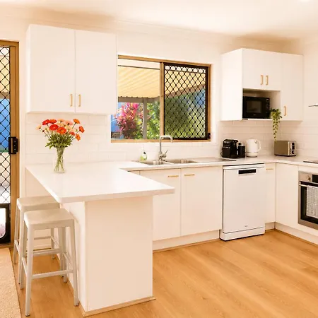Mt Gravatt Affordable 4 Bedroom Family | Sleep 8 Holiday home *