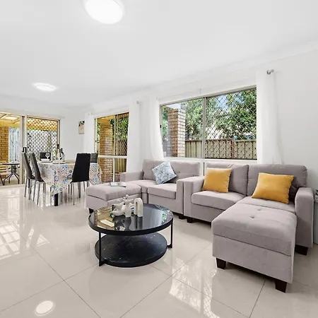 Villa 4br House Close To Sunnybank, Qeii Hospital,griffith Nathan,nissan Arena