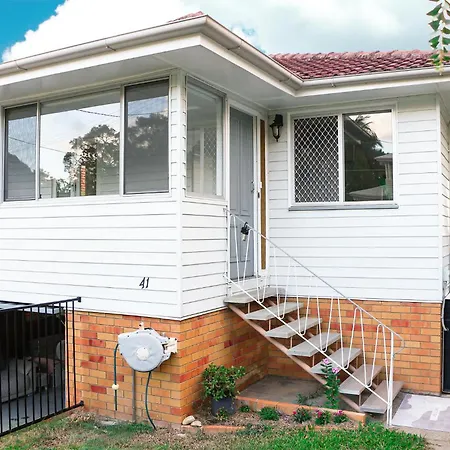 Greenslopes Retreat Stylish Near Hospital Holiday home