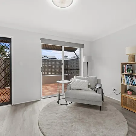 Holiday home Quaint Townhouse In Bustling Locale *