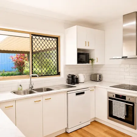 Mt Gravatt Affordable 4 Bedroom Family | Sleep 8 Holiday home *