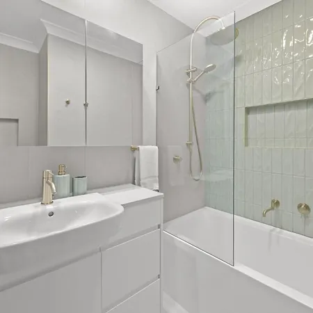 Quaint Townhouse In Bustling Locale Brisbane