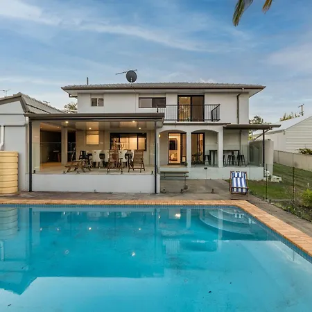 Family Retreat Pool Games Bbq Near Cbd *