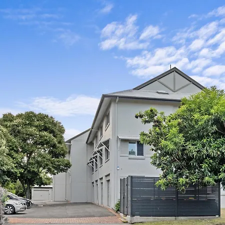 Quaint Townhouse In Bustling Locale Brisbane