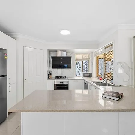 Villa 4br House Close To Sunnybank, Qeii Hospital,griffith Nathan,nissan Arena