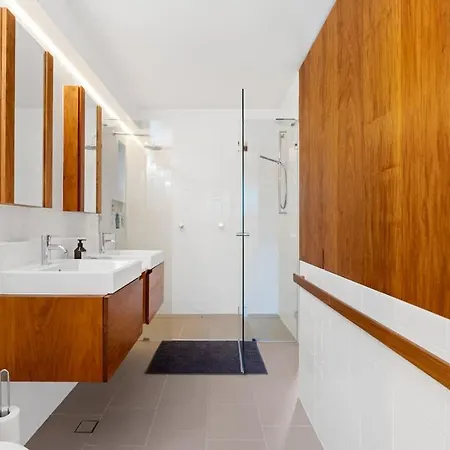 Exclusive Stylish Townhome - New Farm *
