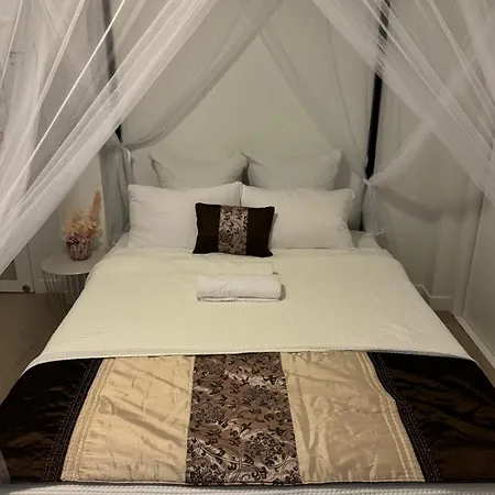 Teneriffe, Walk To River, Onsite Parking Villa Brisbane