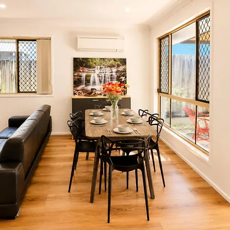 Mt Gravatt Affordable 4 Bedroom Family | Sleep 8 Holiday home