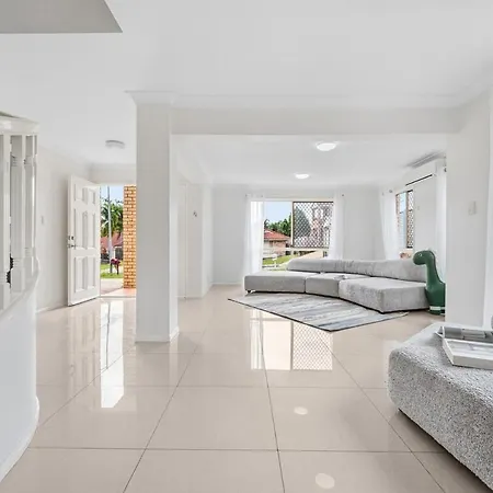 4br House Close To Sunnybank, Qeii Hospital,griffith Nathan,nissan Arena Villa *