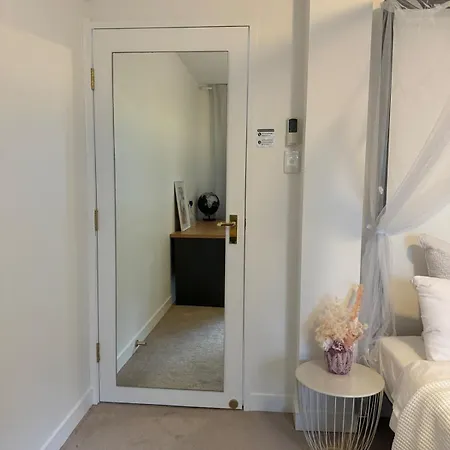 Teneriffe, Walk To River, Onsite Parking Villa