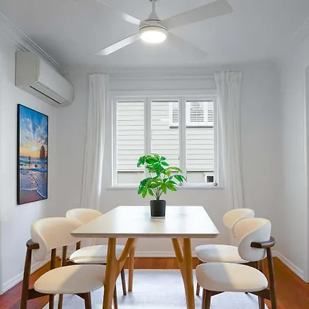 Greenslopes Retreat Stylish Near Hospital Holiday home Brisbane
