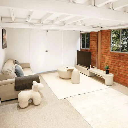 Greenslopes Retreat Stylish Near Hospital Holiday home Brisbane