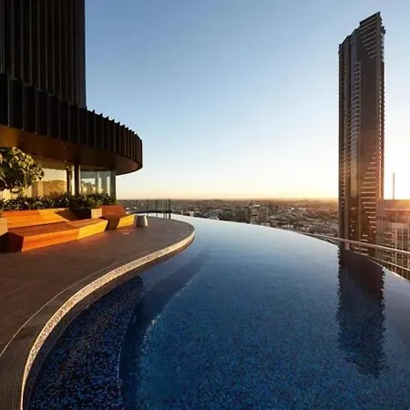 Luxury Riverside Retreat, Infinity Pool, Free Parking *
