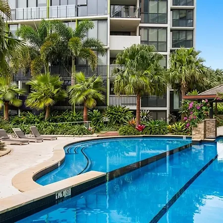 Penthouse Sleep 6 - Cbd Views - Pools - Games - Baby Apartment